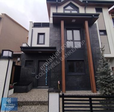 Mustafa Kemal Mahallesi Barış Sitesinde Satılık 4+1 Villa