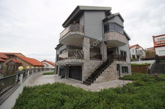  Adana Sarıçam Bayramhacılı’da Göl Manzaralı 5+2 Tripleks Villa