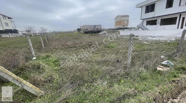 Etrafı çevrili doğal gaz elektriği suyu yanında iki arsa