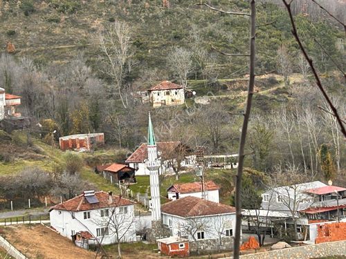 Yalova ciftlikköy burhaniye köyün içinde 2 katlı evi bulunan (kerpiç)köy evi 