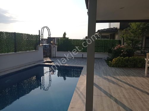 Kuşadası Davutlarda Özel Havuzlu Eşyalı Devamlı Kiralık  4+1 Villa