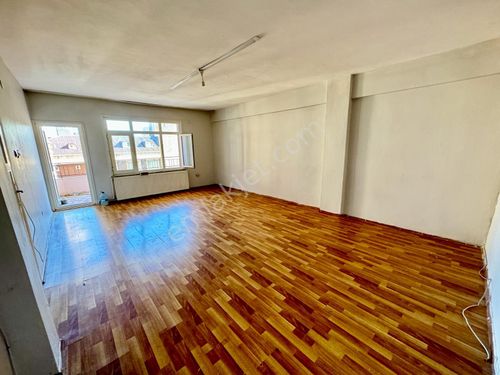  METROBÜSE 5 DAKİKA MESAFE 3+1 ARAKAT TEMİZ DAİRE