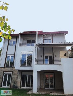 Zekeriyaköy de Site İçerisinde Satılık Müstakil Villa