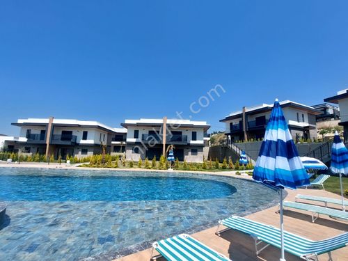 Karaova'da Havuzlu Sitede Satılık 3+1 Villa