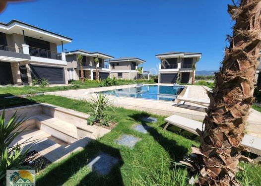 Kuşadası'nda Satılık Denize 900 Mt Müstakil-Otoparklı 3+1 Villa
