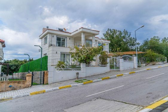  Kıbrıs Girne de Deniz ve Doğa Manzaralı Satılık Villa