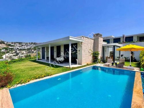  Bodrum Merkez'de Satılık Deniz Manzaralı 3+1 Villa 