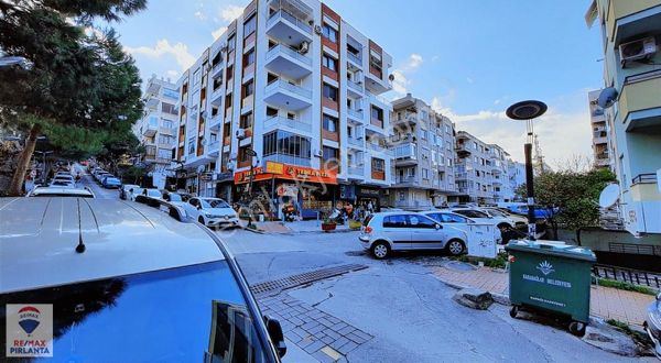 İzmir Hatay Renkli Kapalı Otopark Satılık 2+1 Ara Kat Daire