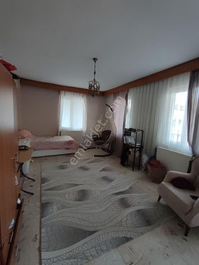 UYGUN EMLAKTAN EMNİYET CADDESİNDE ARAP HOCA PARKI AŞAĞISI ARA KAT 4 ODA SATILIK DAİRE 