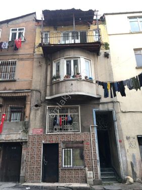  Beyoğlu'nda Şehit Muhtar mahallesinde dört katlı satılık bina