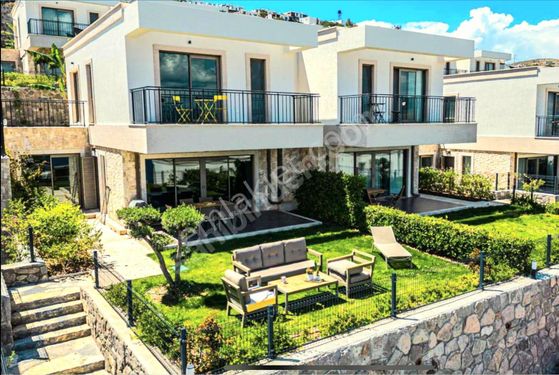  Bodrum Aspat Mevkinde Satılık Denize Sıfır 4+1 Özel Plajlı Villa