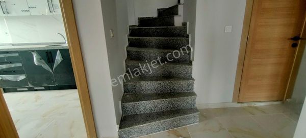 Sancaktepe Kiralık 30m² Depolu Dükkan Depo Ofis