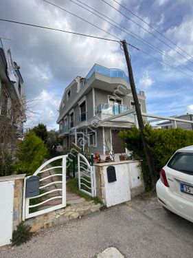  Urla Kalabakta 13 Yaşında 4+1 Satılık Tripleks Villa