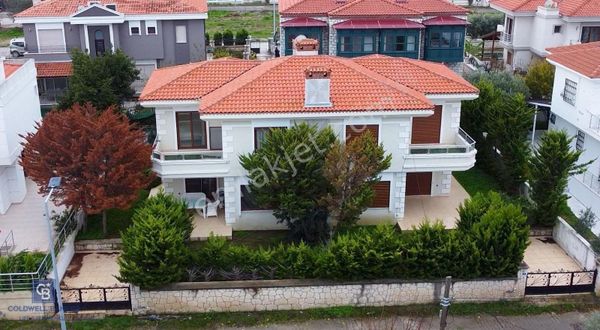 ALAÇATI'NIN MERKEZİNDE EMSALSİZ KONUMDA 3+1 VİLLA