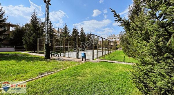 Re/max Lacivert'ten Yıldızkent'te Satılık 5+1 Villa