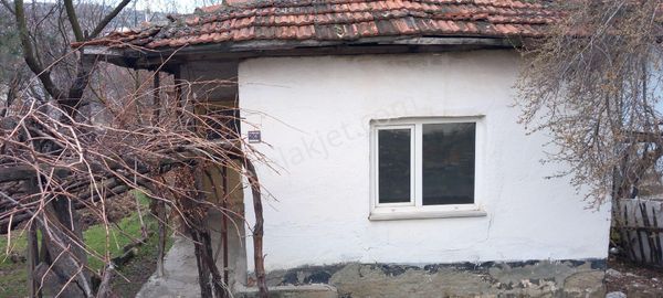 Çortuk'ta köşebaşı içinde tek katlı eviyle satılık kupon mülk 