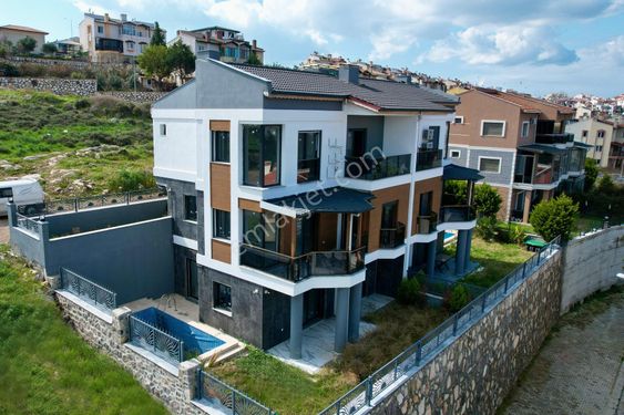  Villakentte Şık Tasarımıyla Havuzlu Manzaralı 4+2 Satılık Villa