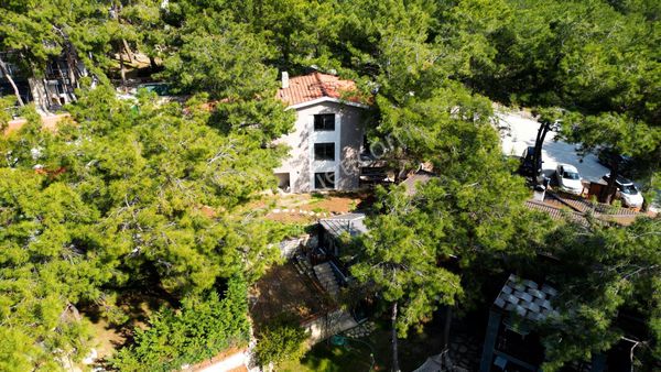  Urla Kalabak’ta Çam Ormanının İçerisinde, Site de Doğayla İç İçe Satılık Villa