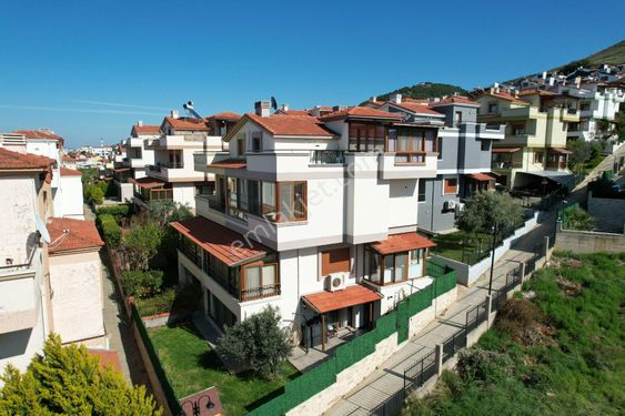  Güzelbahçe Kahramandere Akgün Sitesi'nde 5+1 Satılık Villa