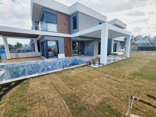 Kuşadası satılık muhteşem manzaralı 500 m2 havuzlu villa