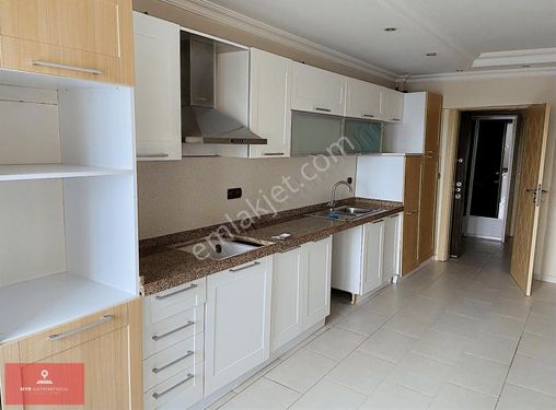 BEYLİKDÜZÜ ADNAN KAHVECİDE E-5 YAKIN KONUMDA 3+1 SATILIK DAİRE