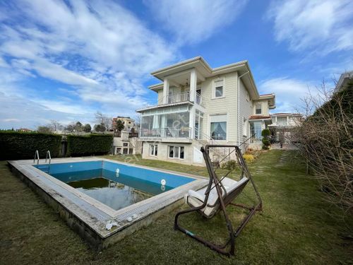  Büyükçekmece Güzelşehir De 5+2 Satılık Villa Full Deniz Manzaralı Ve Havuzlu