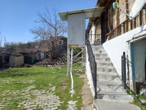 Şehzadeler sarıalan mah 300m2 arsanın içinde satılık eski köy evi