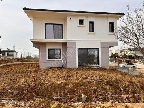  Urla Bademler Mahallesinde 6+2 Satılık Müstakil Villa