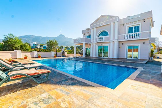  Çatalköy'de Satılık Özel Yüzme Havuzlu Güzel 3 Yatak Odalı Villa Güneş Panelleri Ile