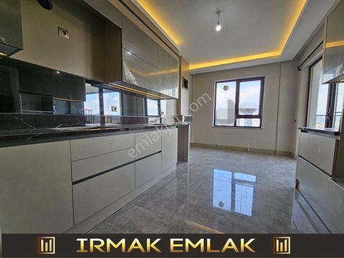  IRMAK EMLAK-Bağlıca Satılık Merkezde Katta Tek 4+1 Daire