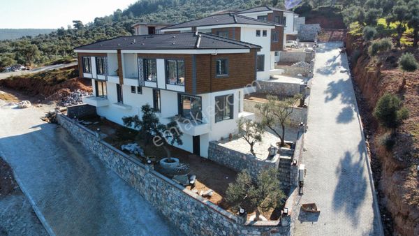  Milas Beçin'de Muhteşem Doğa Manzaralı 210 m2 Triplex Villa
