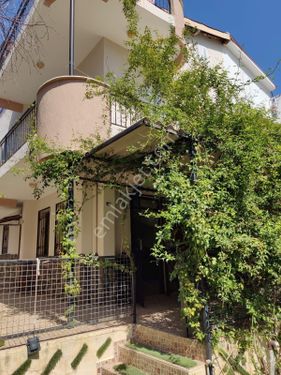 Kuşadası Kadınlar Denizin de Satılık Triplex, Tadilatlı, Doğalgazlı 4+1