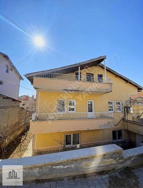 Avanos Yukarı Mahallede 3 Katlı Müstakil Ev Ve Arsası