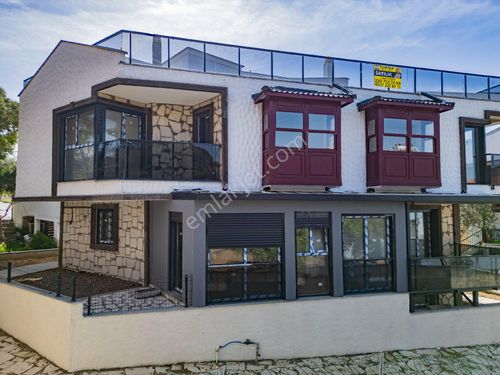  Urla İskele Satılık villa 4+1 Deniz manzaralı merkez konumda
