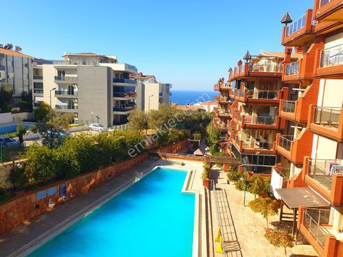 KUŞADASI MERKEZDE HAVUZLU VE DOĞALGAZLI SİTEDE 2+1 DAİRE