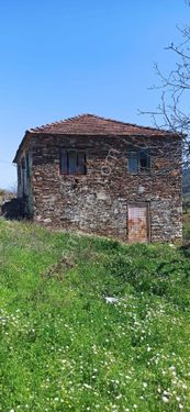 İzmir Bayındır Kızılcaagaç mahallesinde iki katlı bahceli taş ev