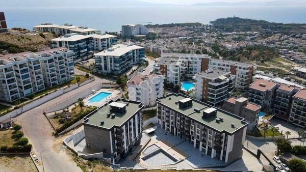 KUŞADASI MERKEZDE HAVUZLU SİTEDE SIFIR DAİRE