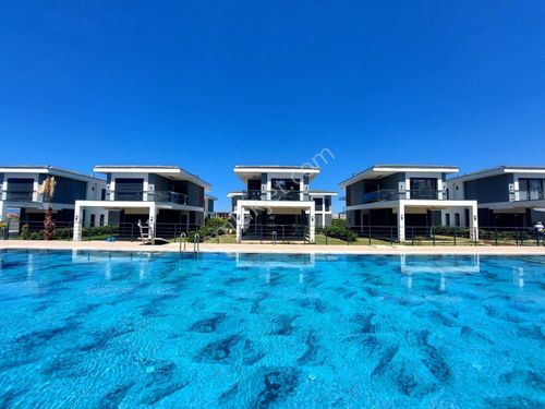 Kuşadası'nda Havuzlu Yerden Istma Satılık 3+1 Müstakil Villalar