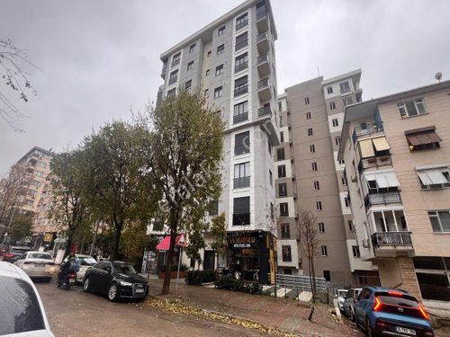 Şenesenevler Merkezi Konumda Yeni Binada Kullanışlı Daire