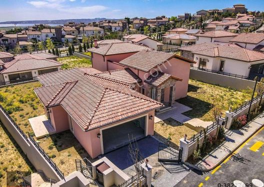 Büyüçekmece Toskana Vadisi  Satılık 4+1 tam müstakil tek katlı villa