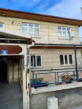 merkezde içerisinde 3 katlı yapı olan satılık arsa