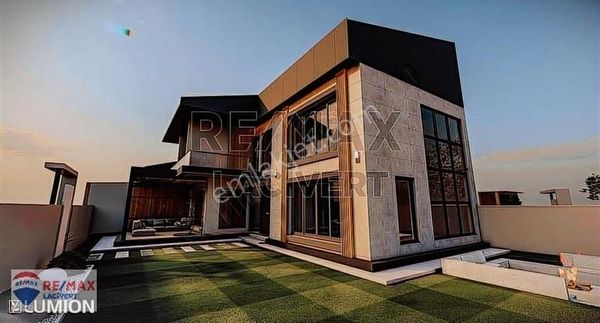 Re/max Lacivert'ten Dadaşkent'te Satılık 5+1 Havuzlu Villa