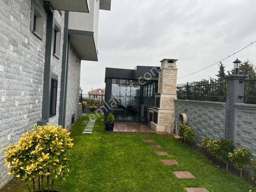 Beylikdüzü Gürpınar'da deniz manzaralı eşyalı kiralık villa