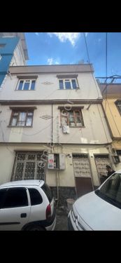 İstiklal Mahallesi’nde satılık üç katlı ev