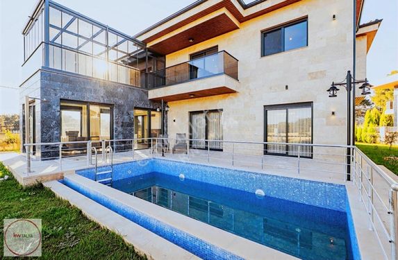 Döşemealtı Düzlerçamı'nda Satılık 7+2 Ultra Lüks Villa