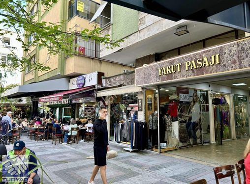 Bakırköy,Postane Civarı İşlek Pasajda Kiralık Mağaza