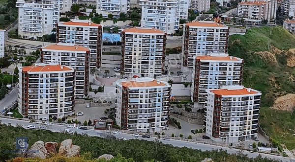 Körfez Mahallesinde Deniz Ve Havuz Manzaralı Satılık 3+1 Daire