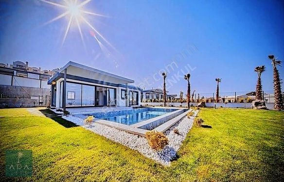 Gündoğan'da Özel Havuzlu Manzaralı Düzayak Tek Katlı Villa
