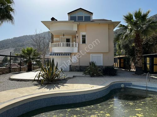  Alanya’da satılık 3+1 deniz manzaralı 800 m2 arsa üzerine kurulu villa 