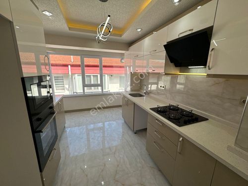  LEVENT'TEN SOKULLU CADDESİ ÜZERİNDE SOKULLU PTT YAKINI 3+1+2 BANYO 125 M2 KATTA FULL YAPILI